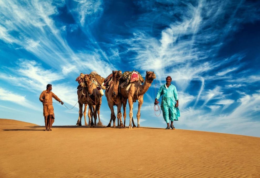 Zwei Karavanenführer mit ihren Kamelen