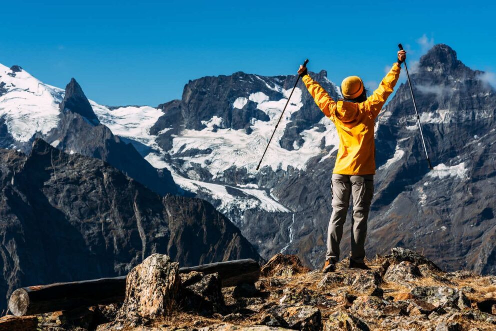 Wanderin beim Himalaya Trekking mit gelber Jacke