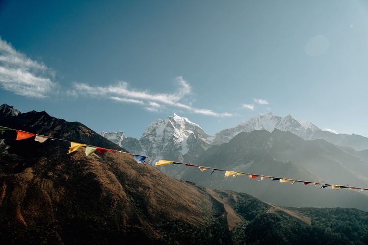 Buddhistische Fahnen im Himalaya Gebirge