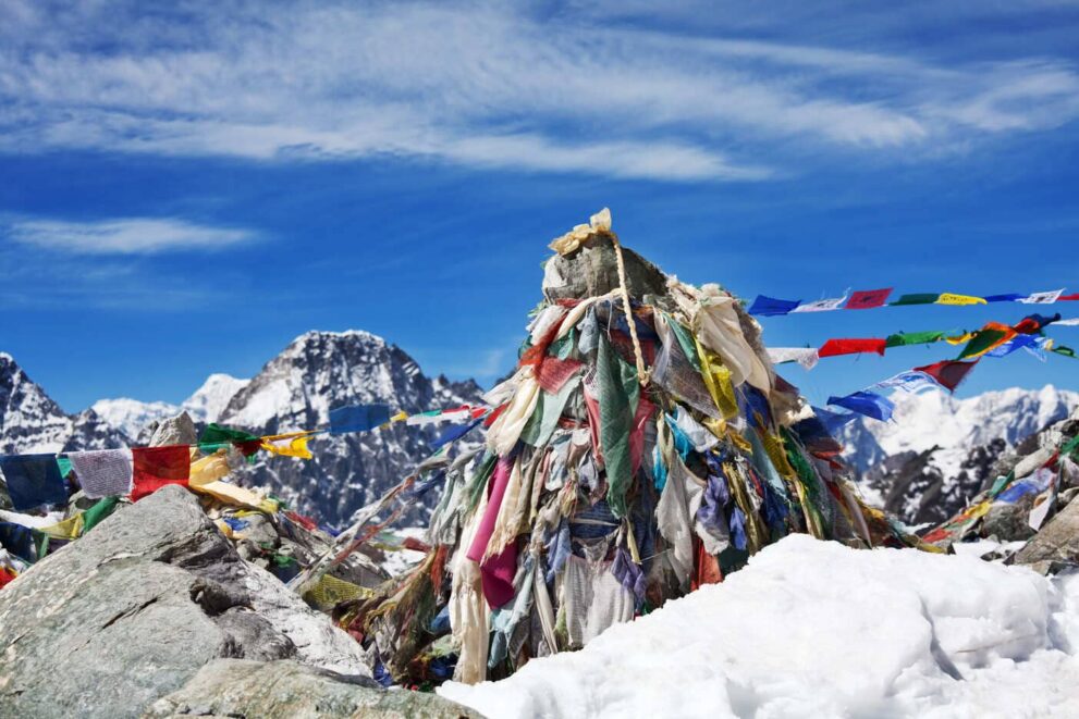 Tibetische Fahnen im Gebirge