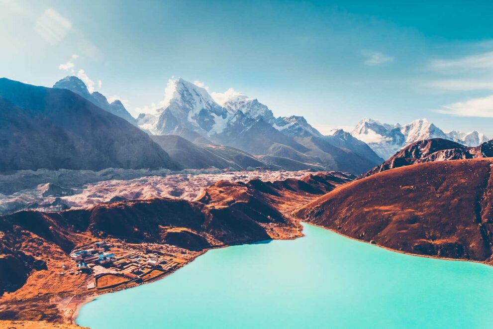 Das Himalaya Gebirge mit einem See