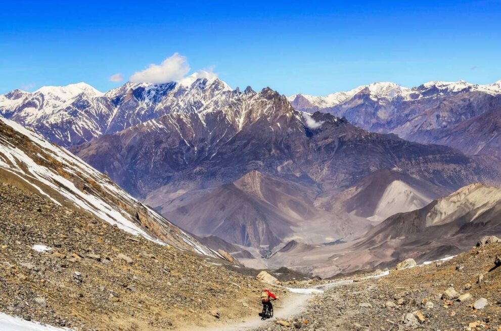 Ein Moutainbiker im Himalaya