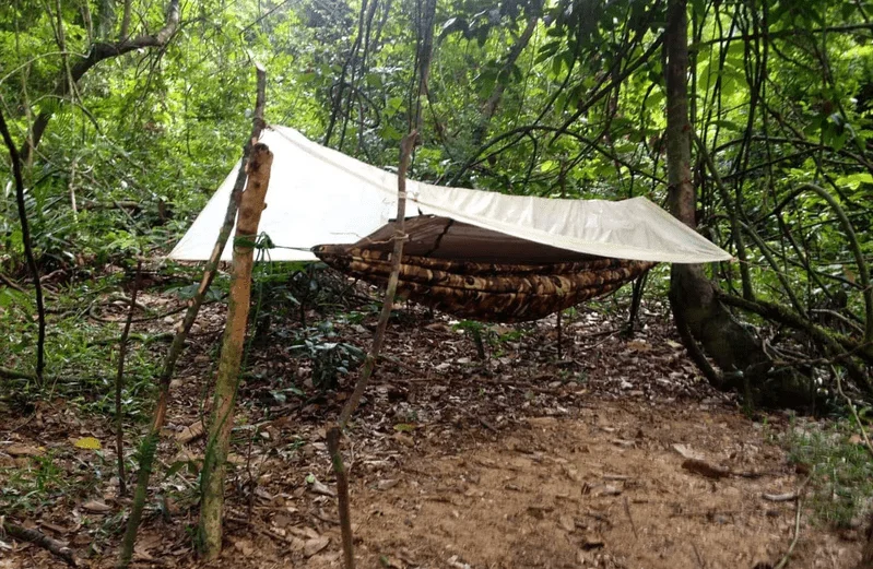 Hängematte im Dschungel von Bali - Schlafplatz während eines Survival Trainings