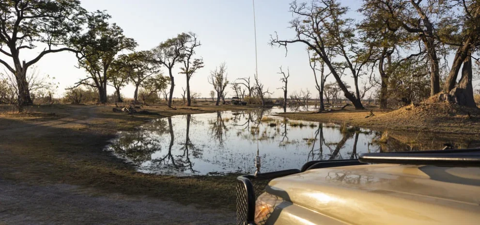 Auto am Okavango Delta in Botswana