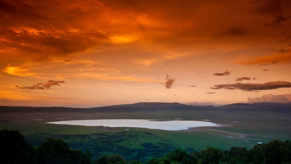 Großes Panorama mit dem Magadi-See und Blick in den Ngorongoro Krater in Tansania