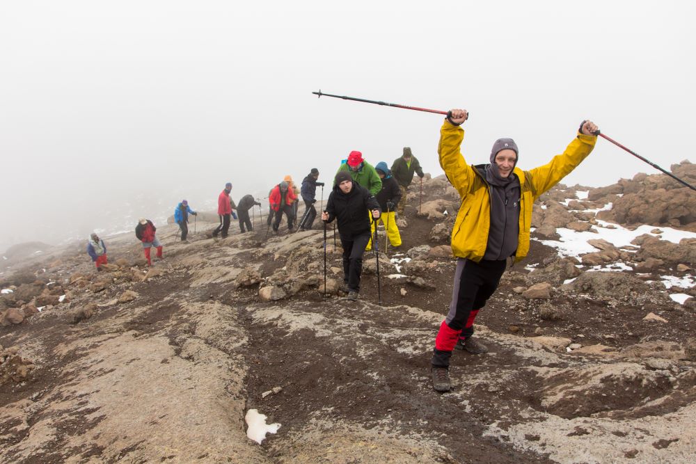 Bergsteiger erreichen den Gipfel des Kilimandscharo
