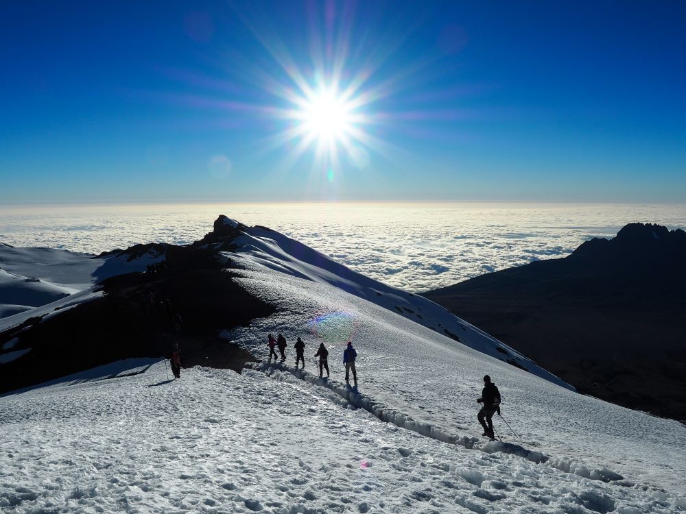 Gipfel des Kilimandscharo mit Schnee und Blick über die Wolken