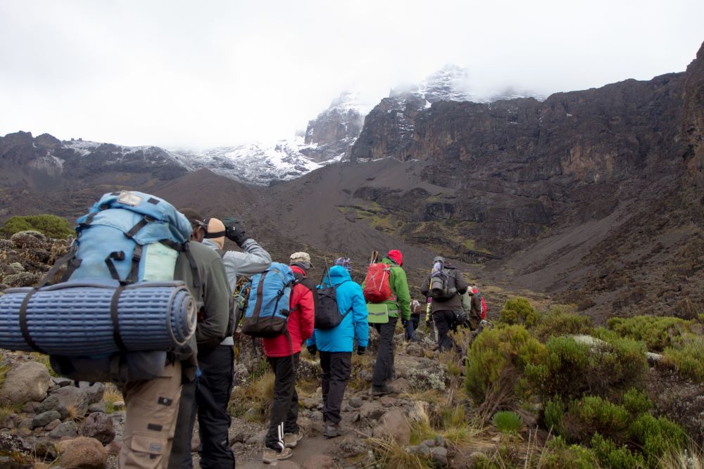 Gruppe von Bergsteigern auf dem Weg zum Kilimandscharo