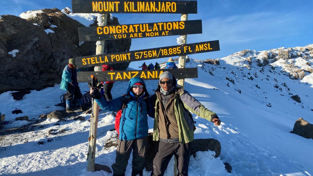 Erfolgreicher Bergsteiger mit Kilimandscharo Guide