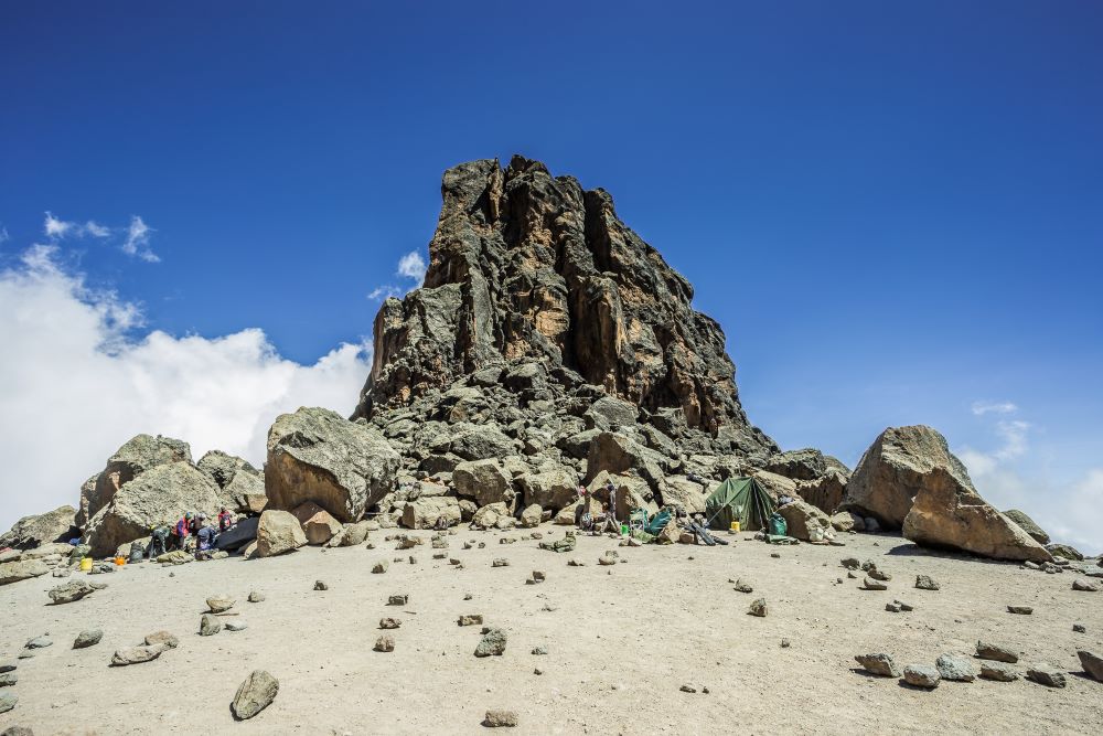 Blick auf den Lava Tower am Kilimandscharo