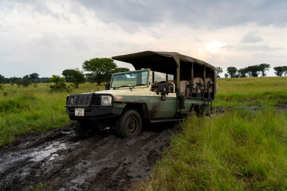 Festgefahrener Safari-Jeep während der Regenzeit in der Serengeti
