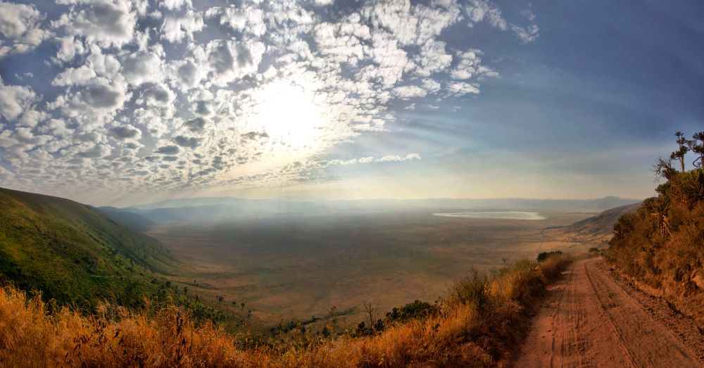 Zufahrtsstraße über die Kraterwand zum Boden des Ngorongoro Krater in Tansania