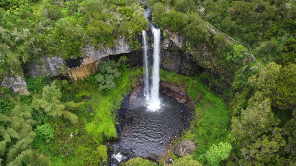 Chania Wasserfall von oben im Aberdare Nationalpark in Kenia