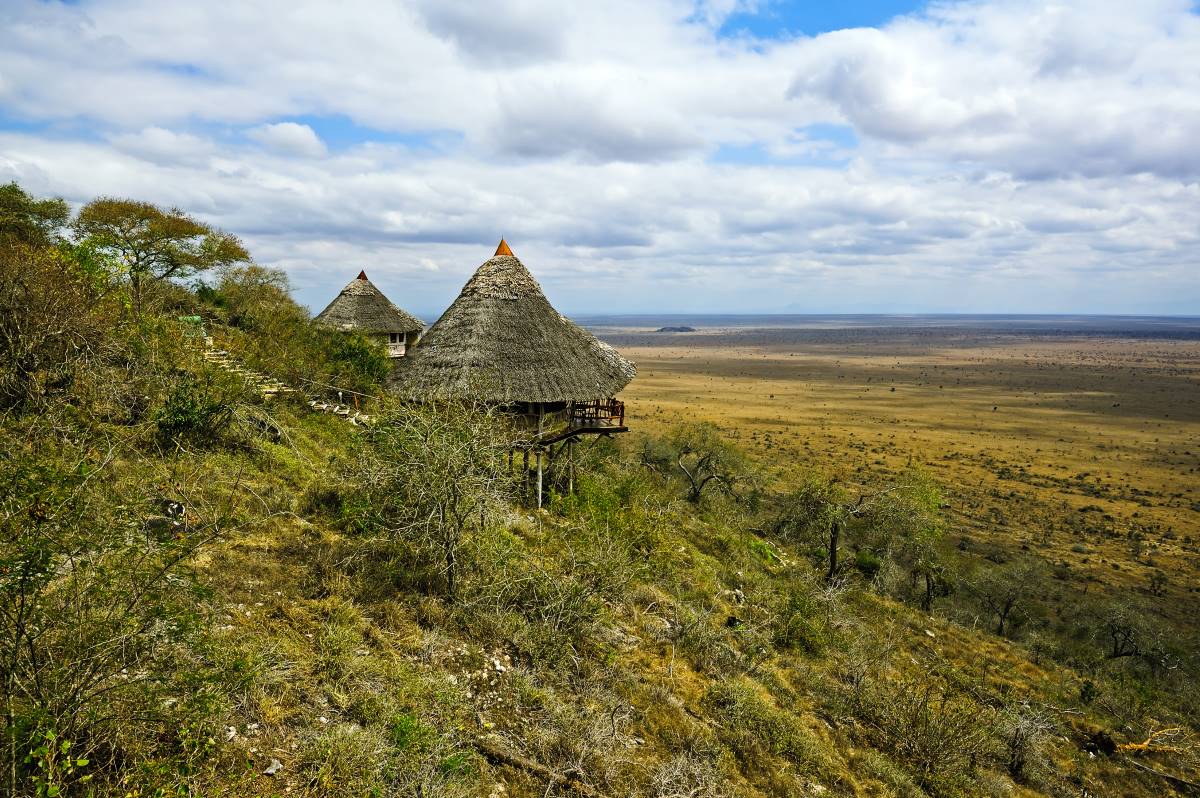 Lodges mit weiter Aussicht über die afrikanische Savanne im Taita Hills Reservat