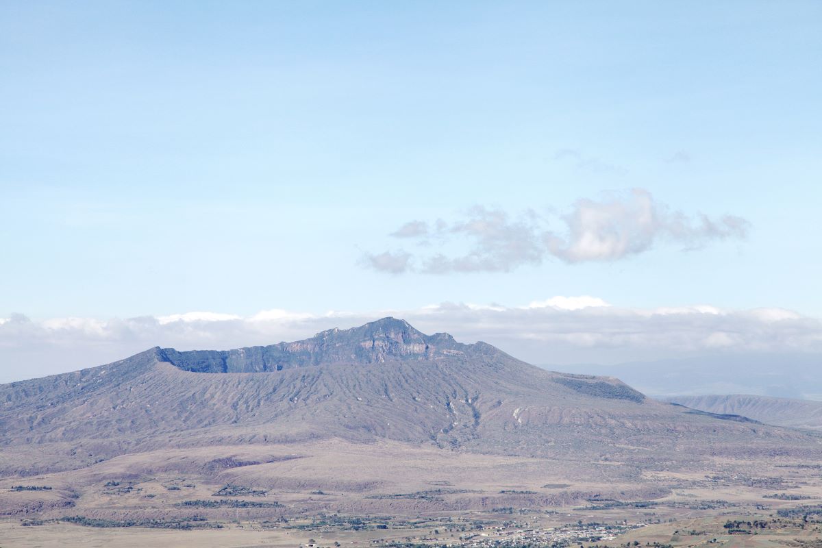 Entfernter Blick auf den ganzen Krater des Mount Longonot