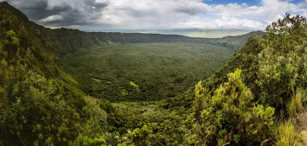 Blick vom Kraterrand auf den Kraterboden im Mount Longonot Nationalpark in Kenia