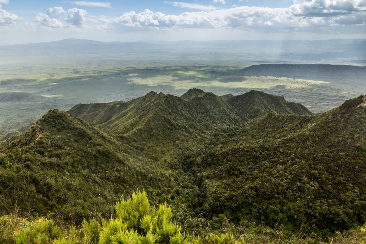 Luftaufnahme mit weitem Horizont vom Mount Longonot Nationalpark in Kenia