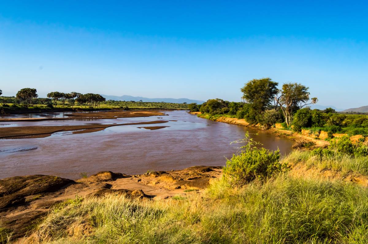 Fluss Uaso Nyiro im Samburu Nationalreservat in Kenia