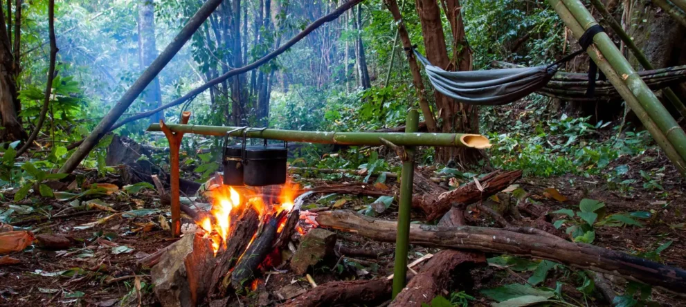 Dschungel Survival mit Hängematte und Feuerstelle mitten im Dschungel