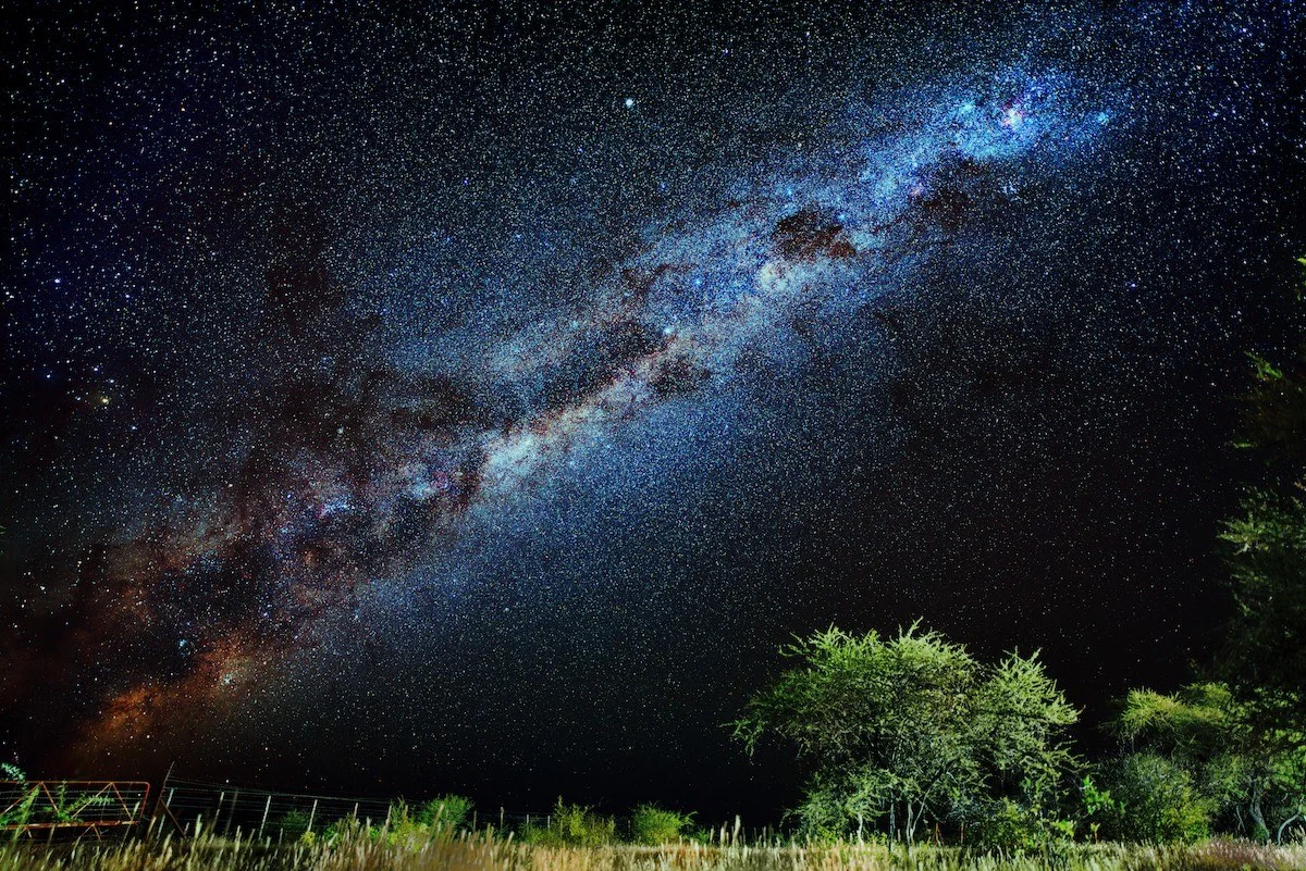 Die Milchstraße bei Nacht im Etosha Nationalpark.