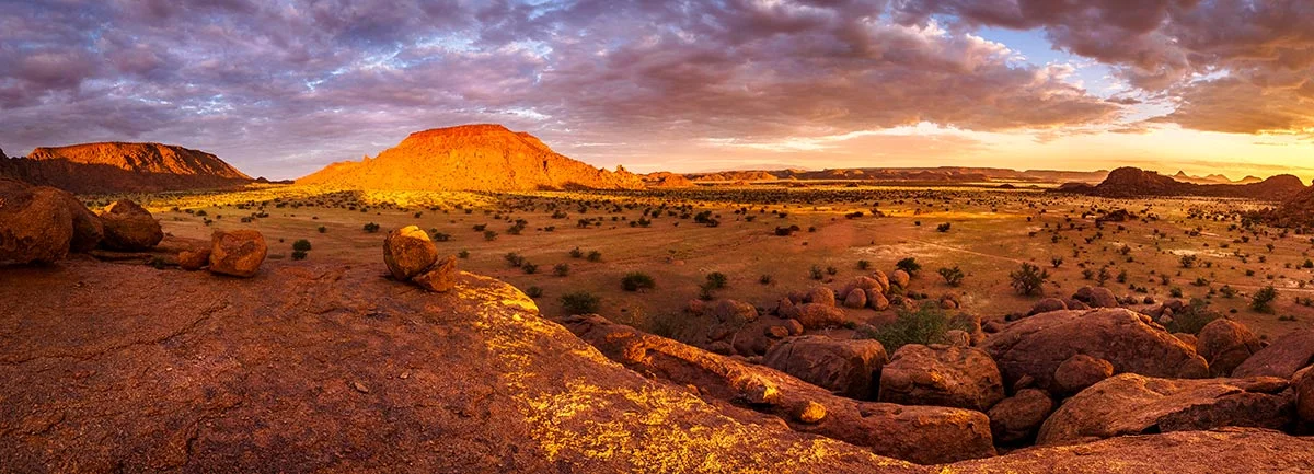 Die Kalahari Wüste mit Felshügeln in der Ferne.