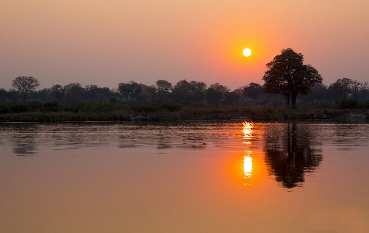 Sonnenuntergang in der Savanne des Mudumu Nationalparks.