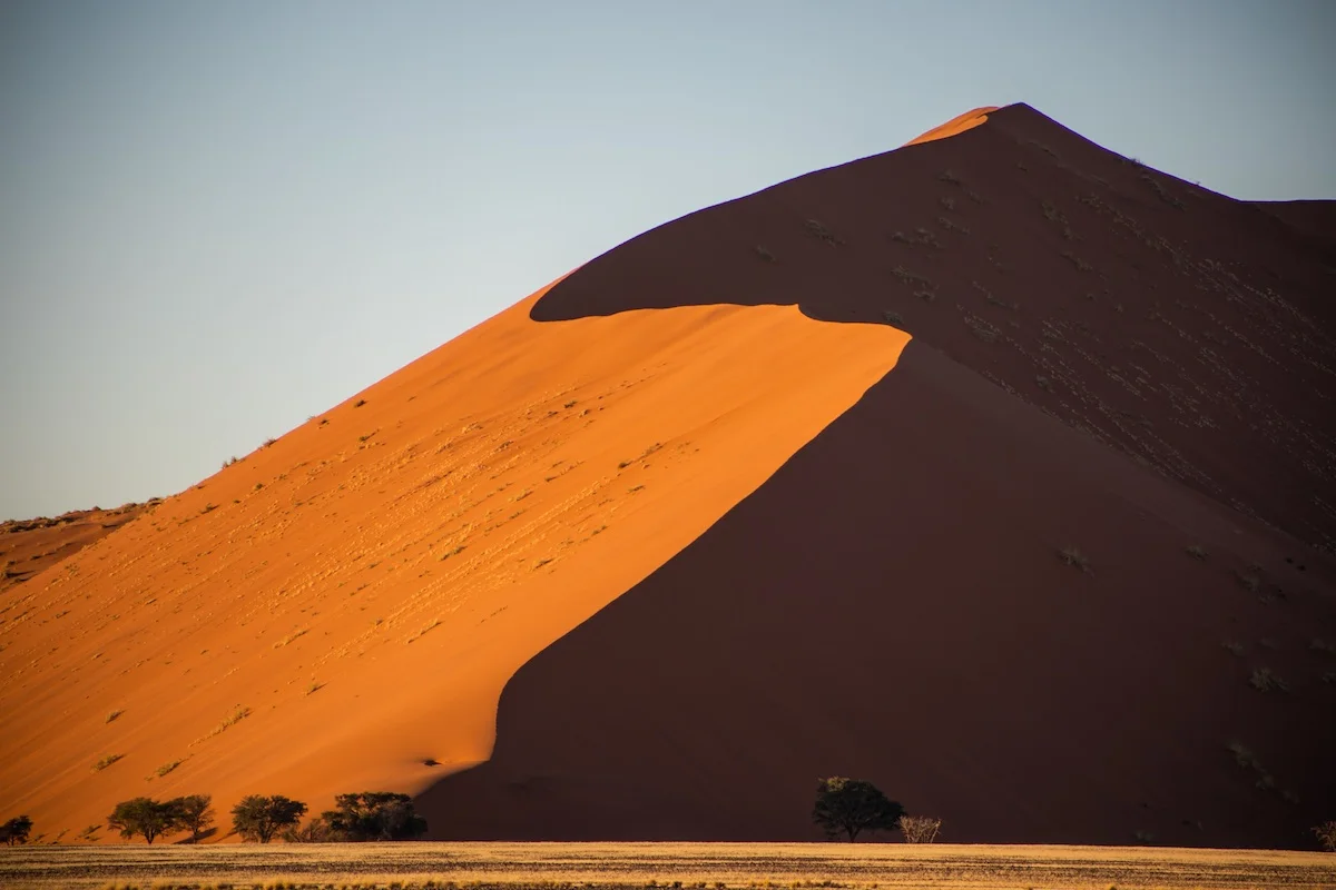 Eine der höchsten Dünen der Welt im Namib-Naukluft Nationalpark.