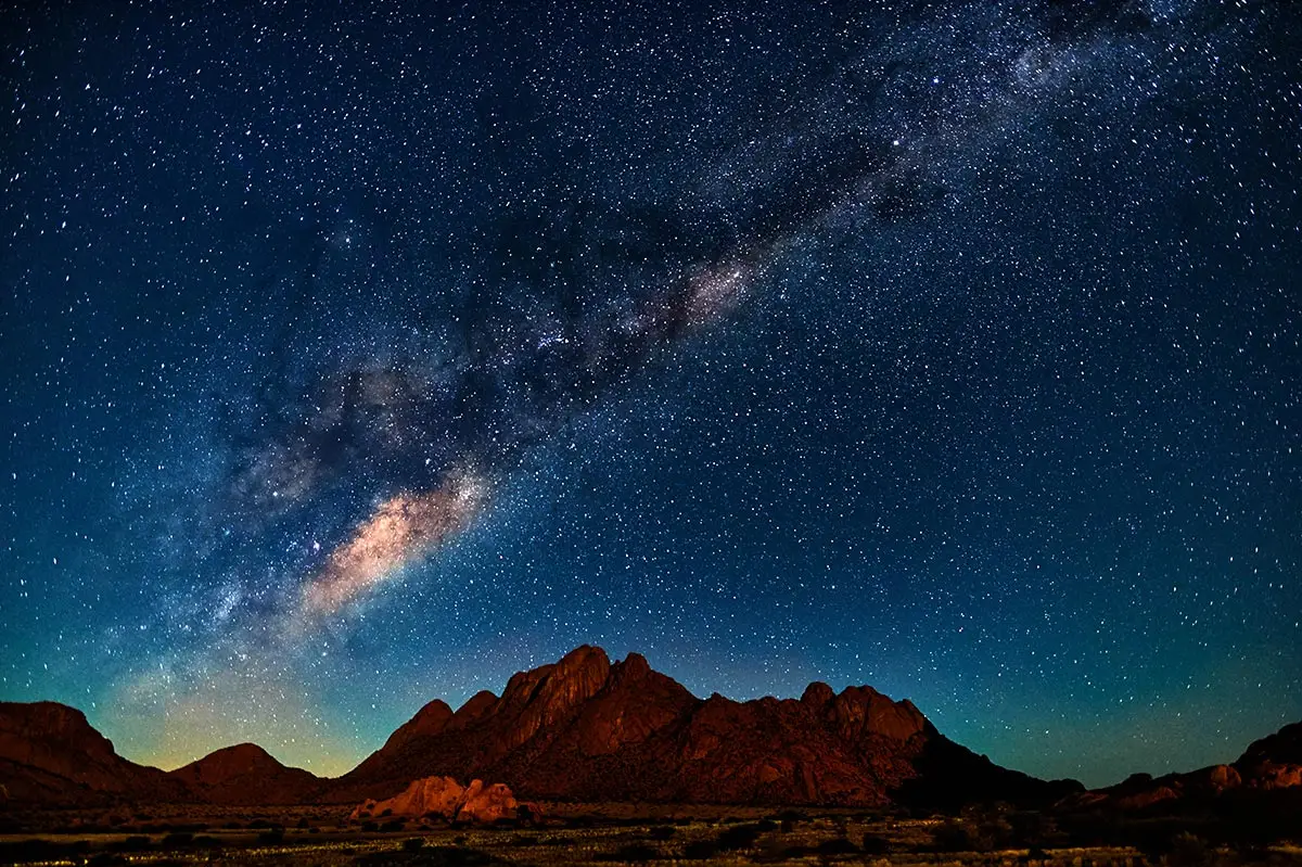 Ein klarer Sternenhimmel im Namib-Naukluft Nationalpark.