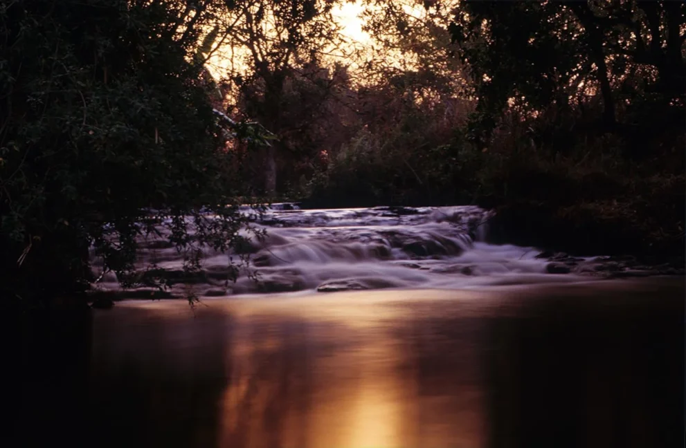 Die Popa-Wasserfälle im Popa Falls Game Park in der Dämmerung.