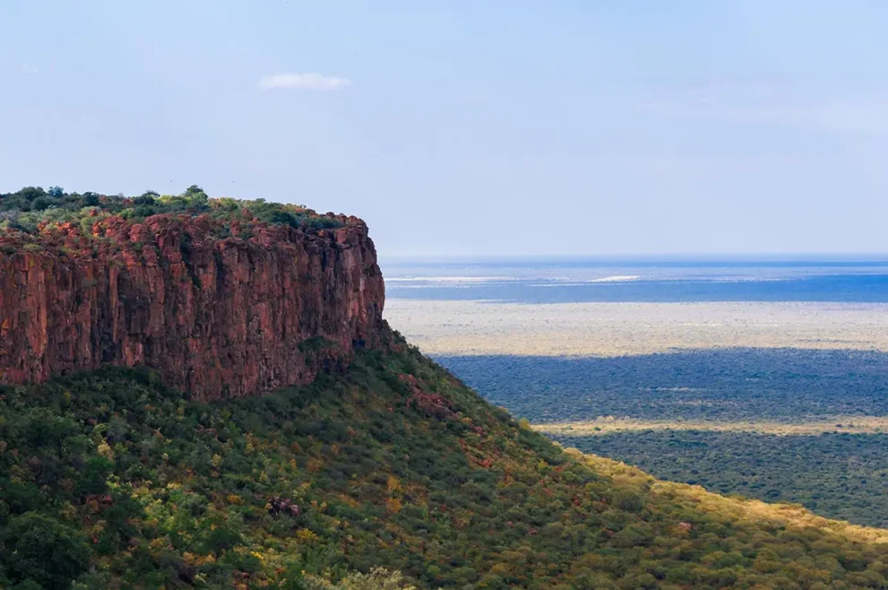 Das Waterberg Plateau in Namibia mit Horizont im Hintergrund.