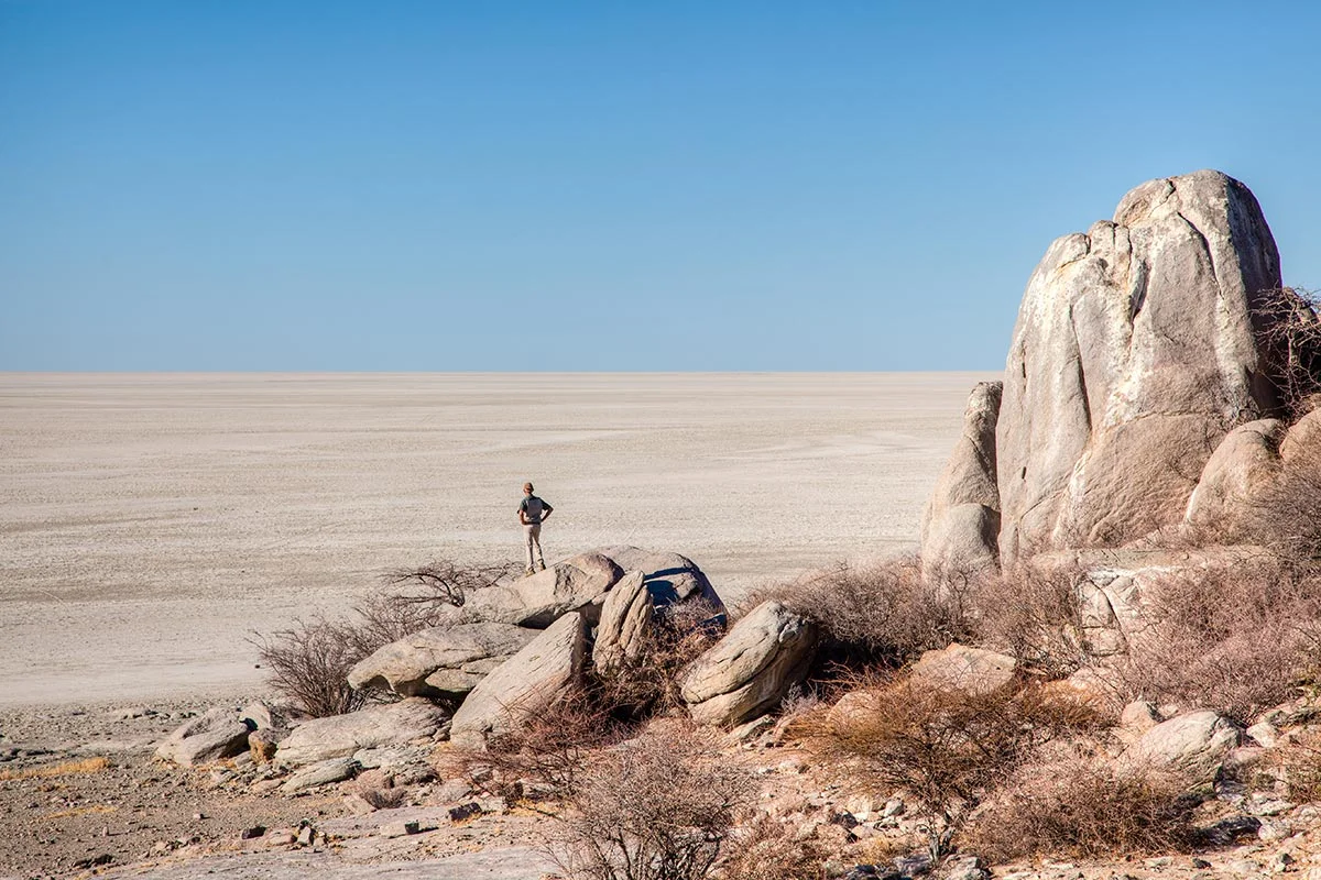 Felsen und Salzlandschaft im Makgadikgadi Pans Nationalpark.