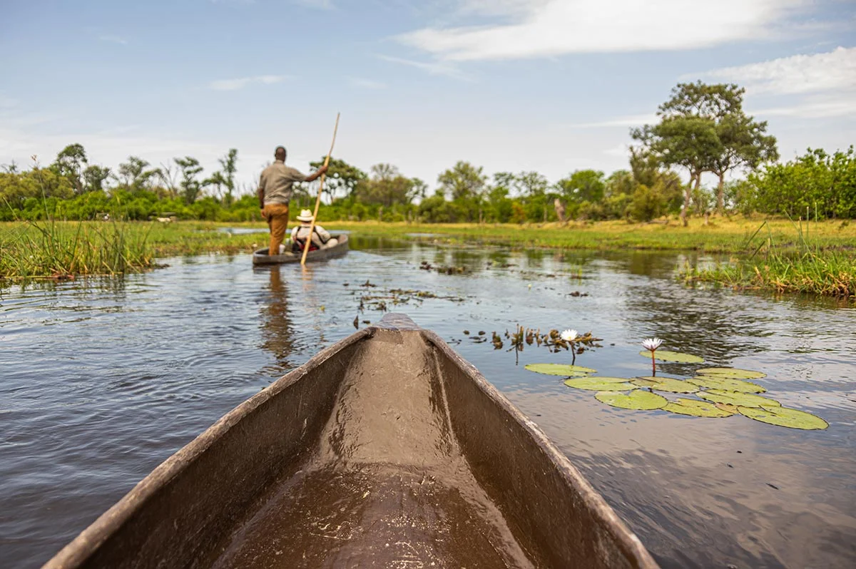 Traditionelles Boot auf dem Okavango Fluss im Moremi Game Reserve.