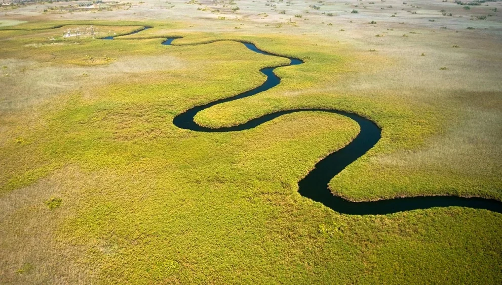 Fluss von oben im Okavango-Delta.