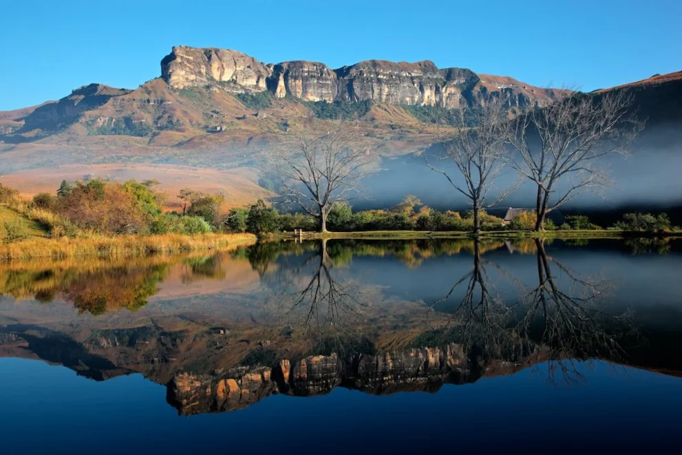 Spiegelung des Fels im Wasser im Royal Natal Nationalpark.