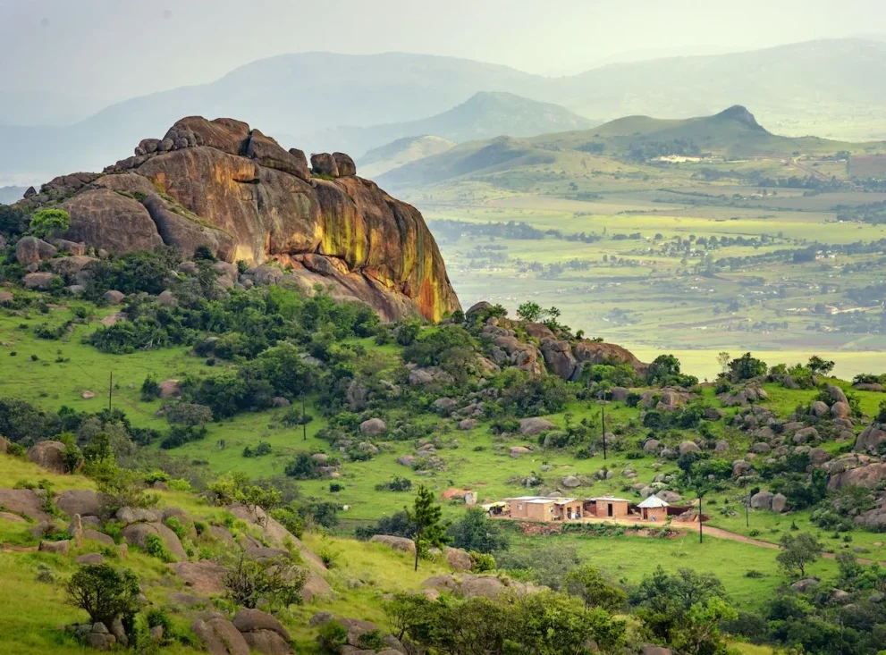 Swasiland: Fels in grüner Landschaft.