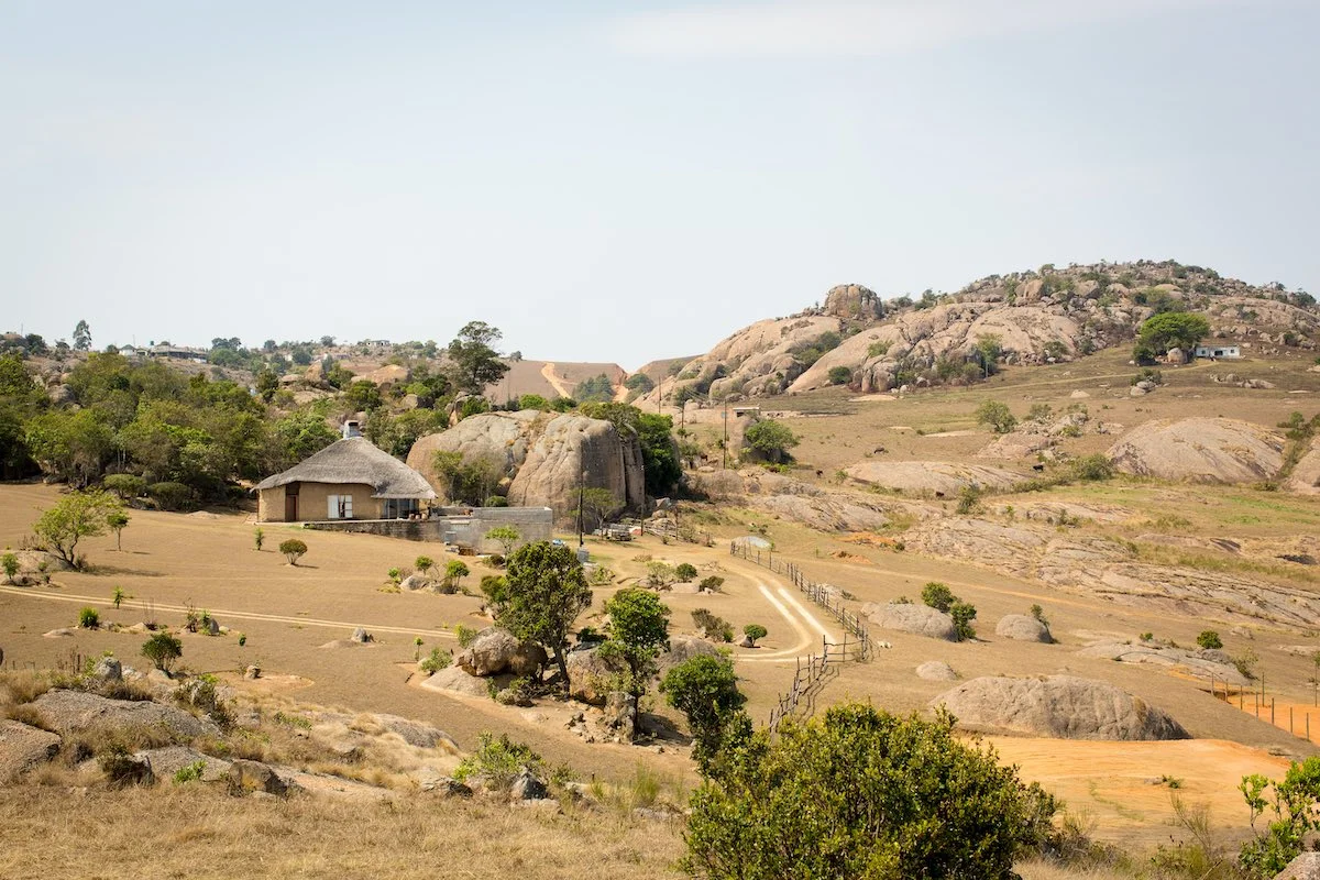 Landschaft mit trockenem Gras und Fels in Swasiland.