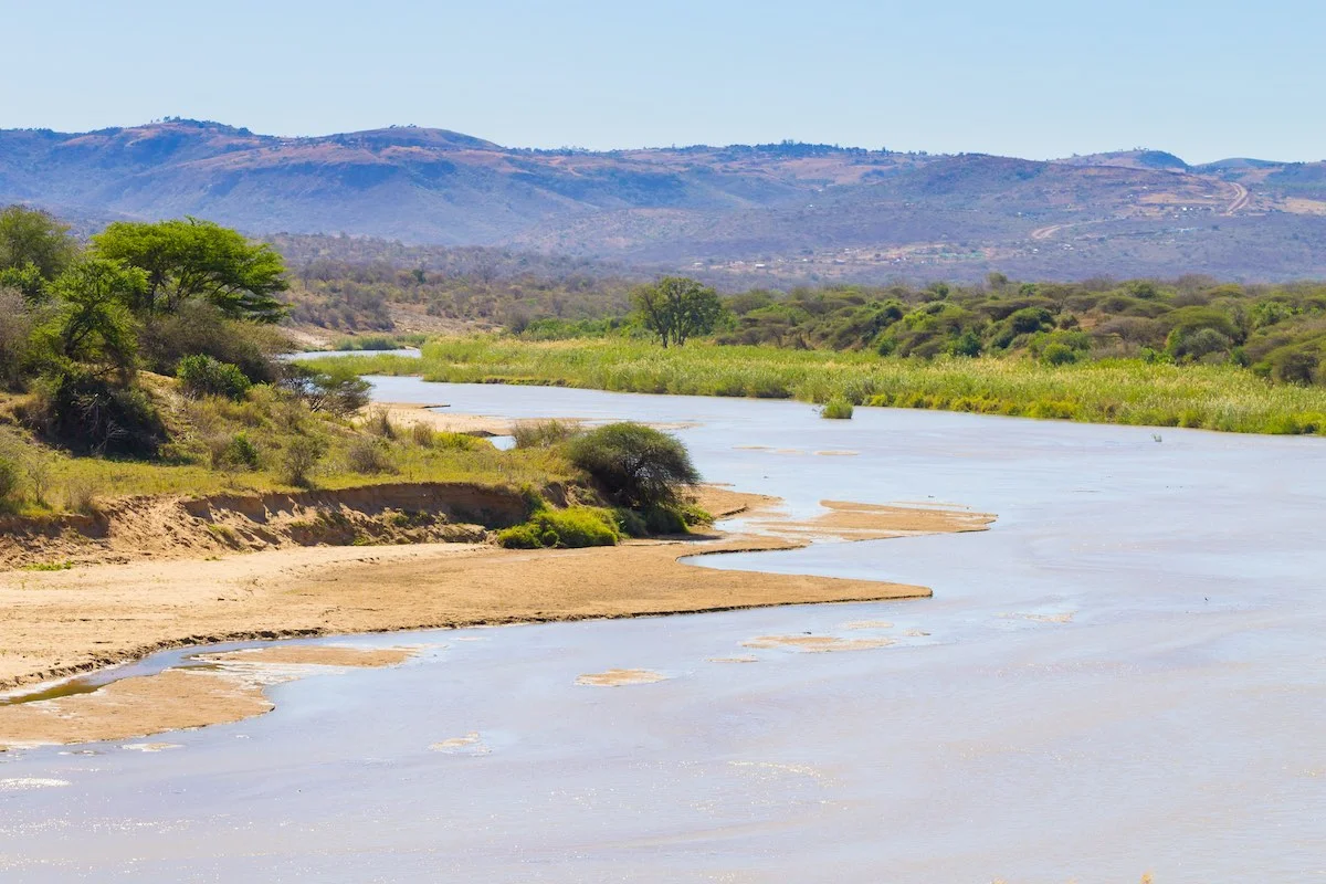 Flusslandschaft im Hluhluwe iMfolozi Nationalpark.