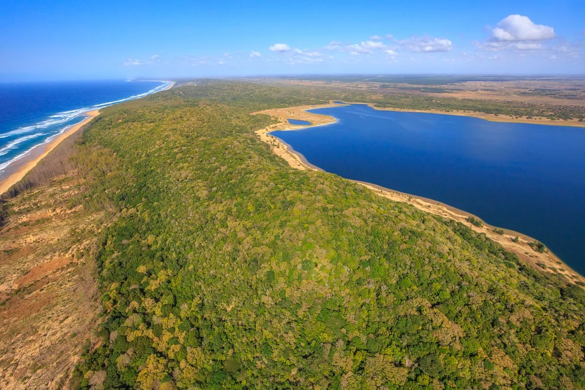 Küste mit Wald und See im iSimangaliso Wetland Park.