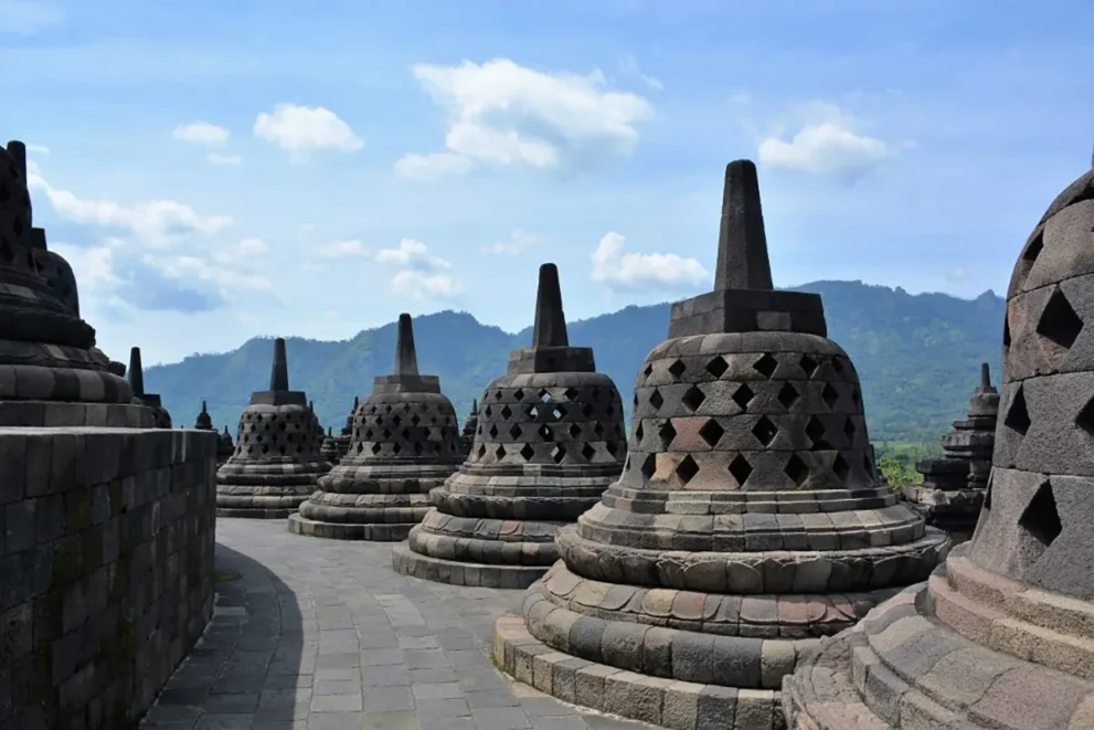 Borobodur mit Blick auf Berge