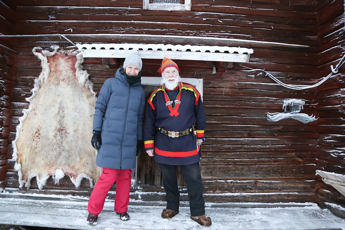 Schweden Besuch bei Sami vor Hütte