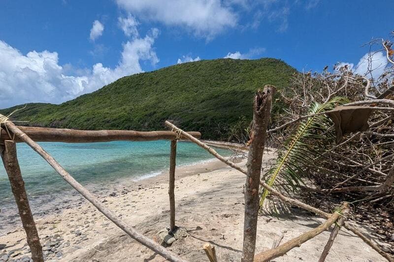 Shelterbau am Strand beim Insel-Survival