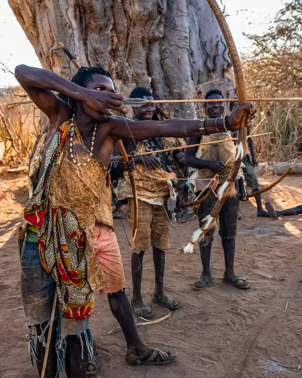 Bogenschießen beim Hazdastamm, um in Afrika zu überleben.