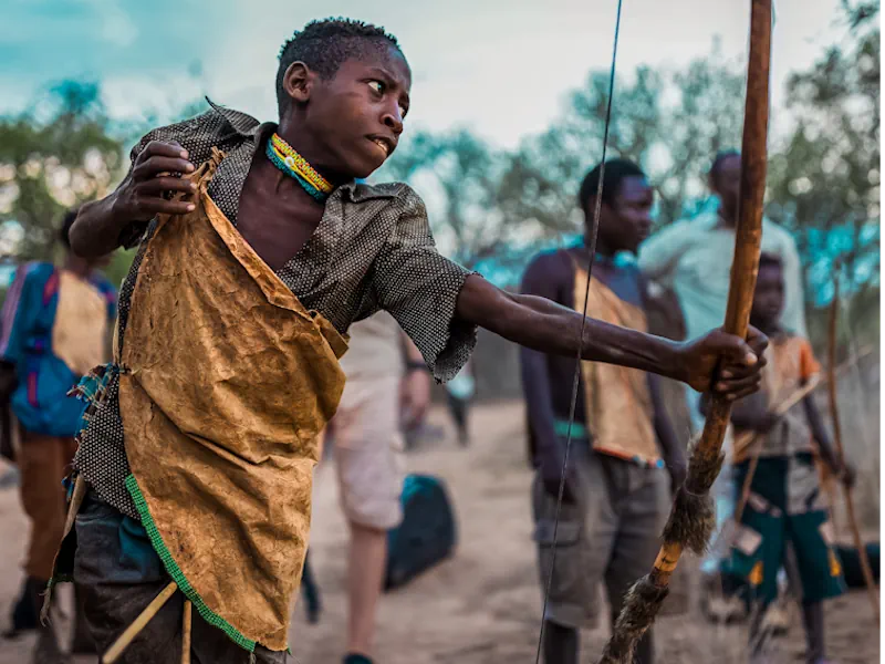 Hadza Bogenschießen Kinder