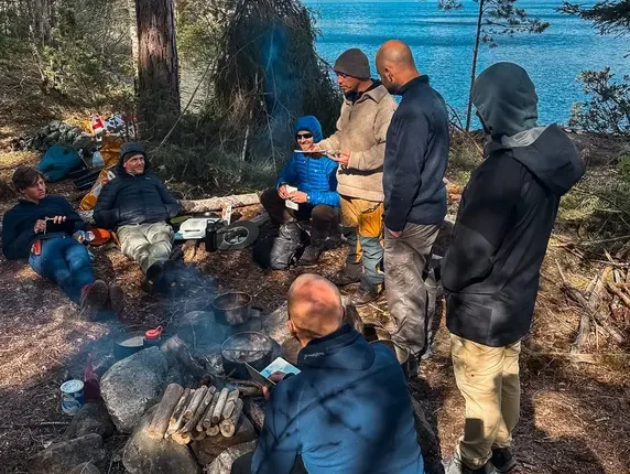 Gruppenbild im Basislager Schwedensurvival Training