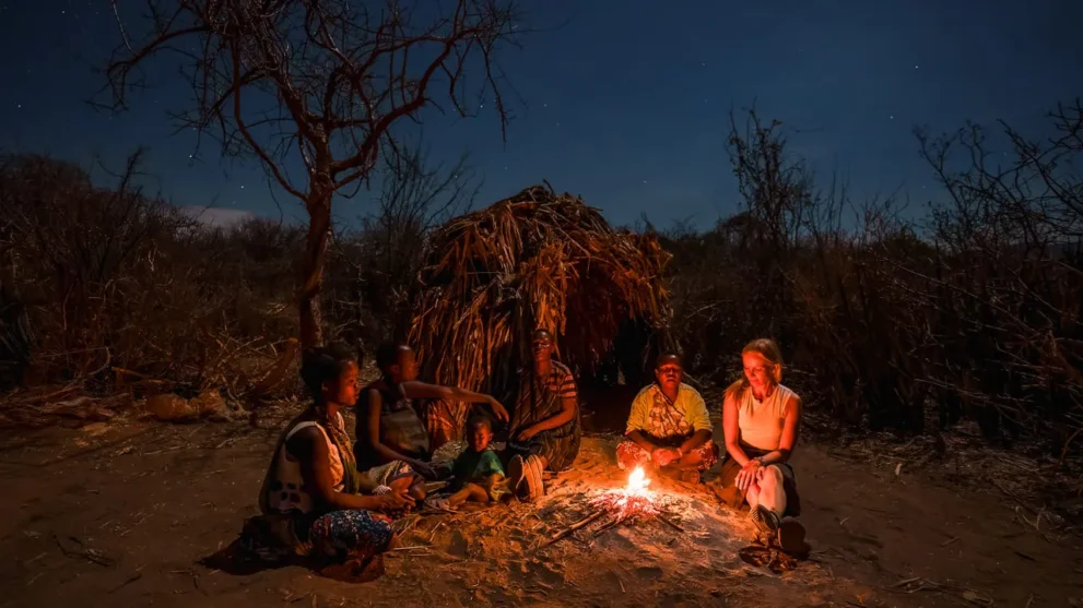 Geschichten am Lagerfeuer bei einem afrikanischen Stamm